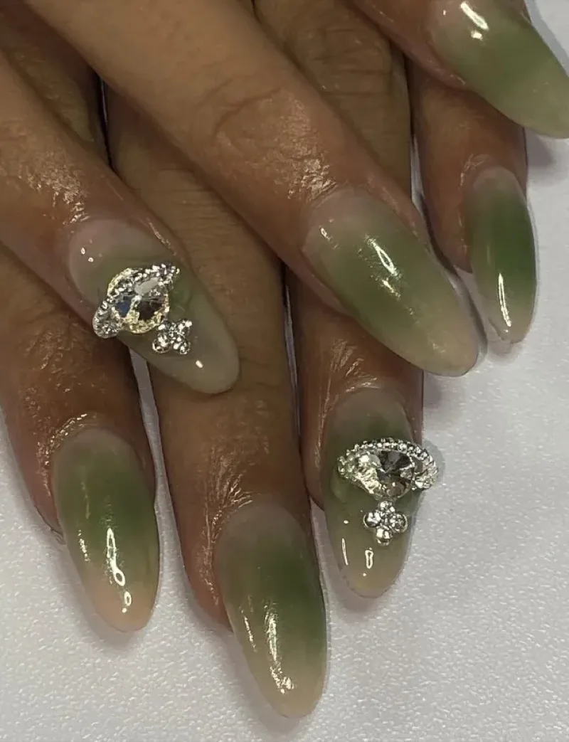 Gel-X set met aura-design door Yassie Nailzz in Alkmaar