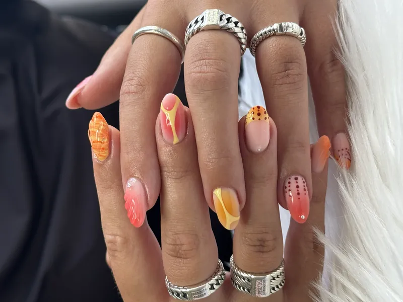 Biab set met oranje sunset design door Yassie Nailzz in Alkmaar