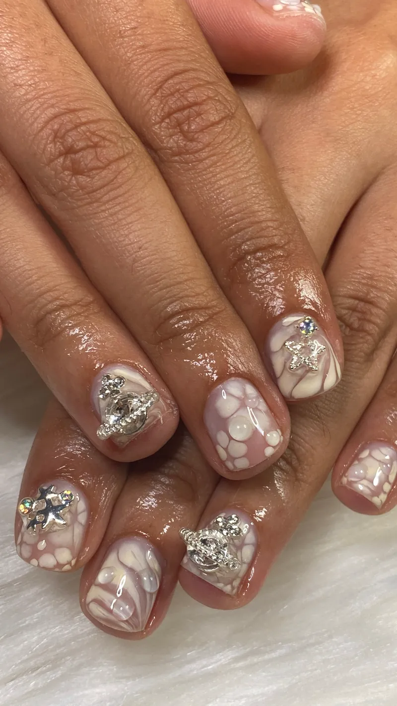 Gellak set met bloemetjes en zilveren details door Yassie Nailzz in Alkmaar