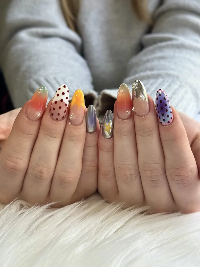 Gel-X mix en match set met polkadots en chrome door Yassie Nailzz in Alkmaar