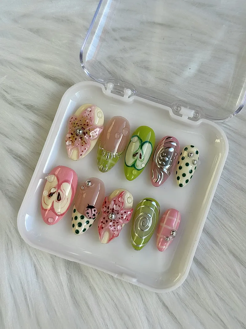 Custom press-on set in het doosje door Yassie Nailzz