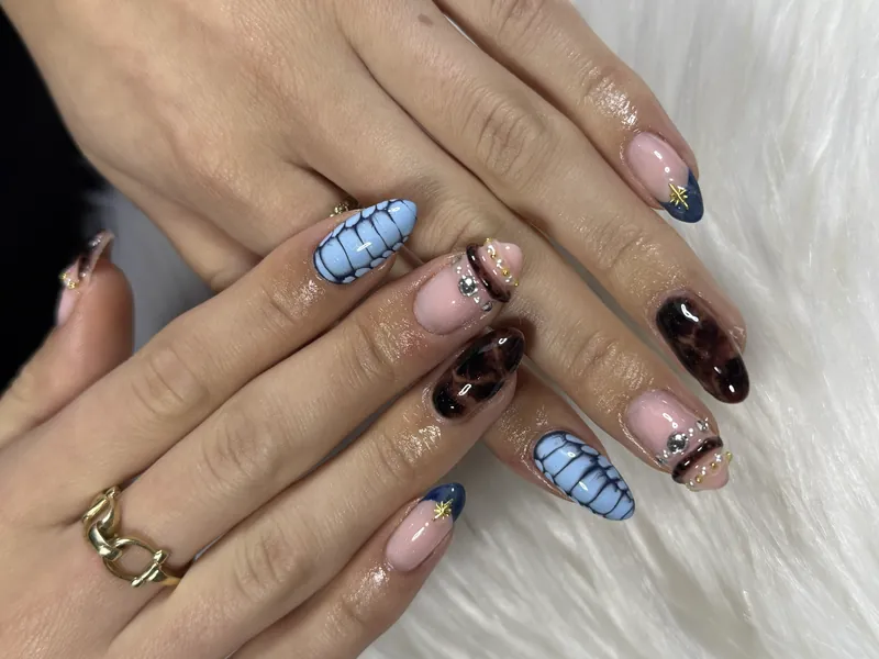 Yassie Nailzz bangle nails met blauwe bloominggel en turtoise patroon