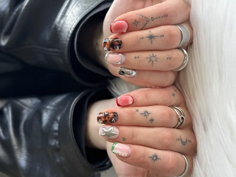 Yassie Nailzz biab nagels met zilveren 3D ster en bruin turtoise patroon