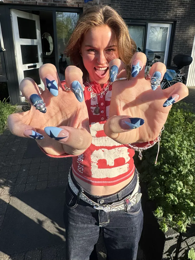Yassie Nailzz blauwe sterren nagels, bangle nails