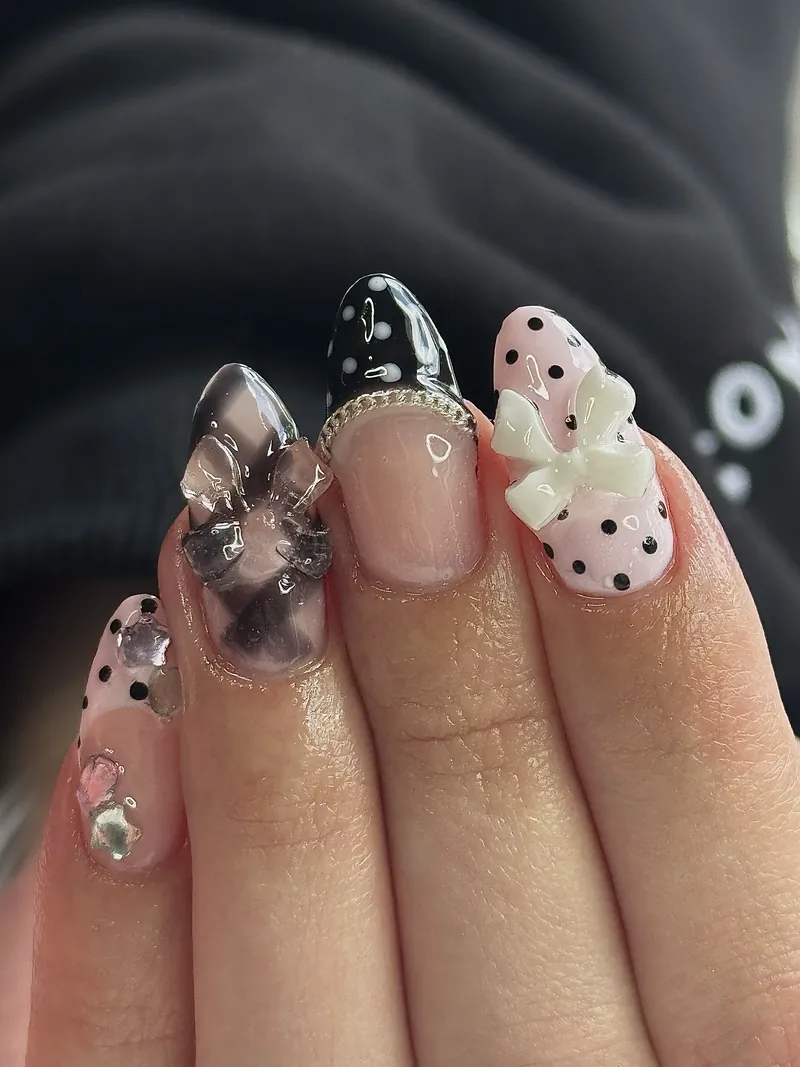 Yassie Nailzz roze zwart coquette nagels met strik-charm en polkadot design
