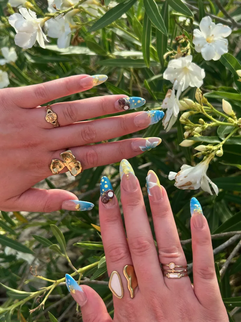 Yassie Nailzz blauwe eiland nagels met 3D sculpted kokosnoot, bloem en bloominggel patroon