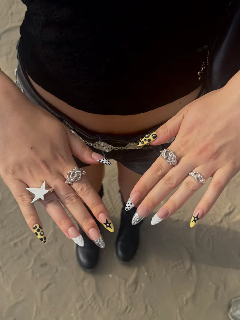 Yassie Nailzz gele festival nagels met sterren en bloominggel patroon