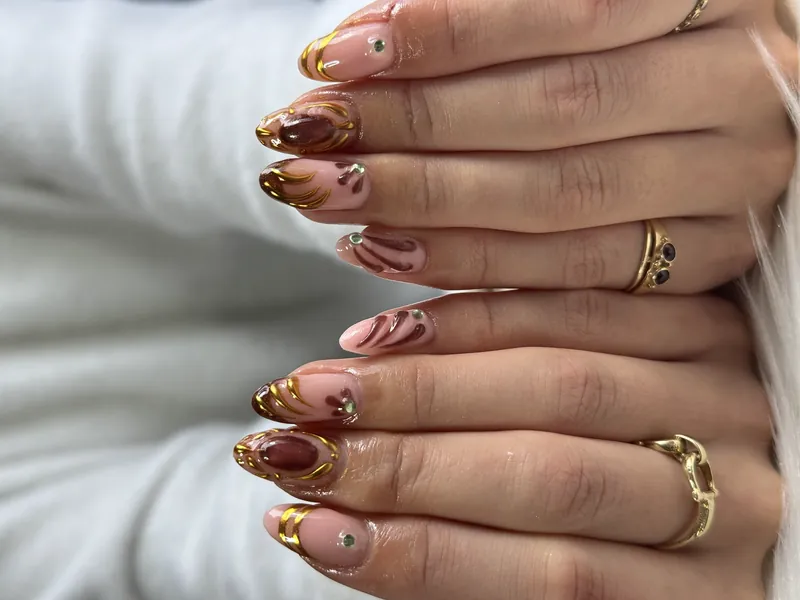 Yassie Nailzz gold 3D chrome nagels met bruine edelstenen