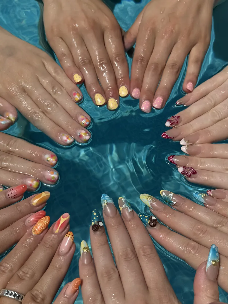 Yassie Nailzz op Ibiza, nail-art in het zwembad
