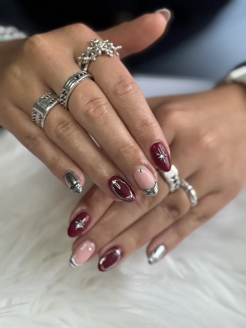 Yassie Nailzz new years nagels met burgundy en zilveren chrome