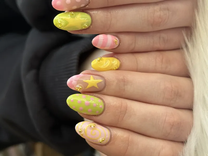 Yassie Nailzz schattige pastelkleurige nagels met polkadot design, sterren en strepen