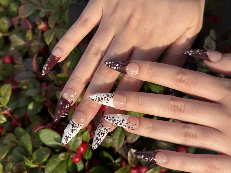 Yassie Nailzz press-on nagels met burgundy frenchtips