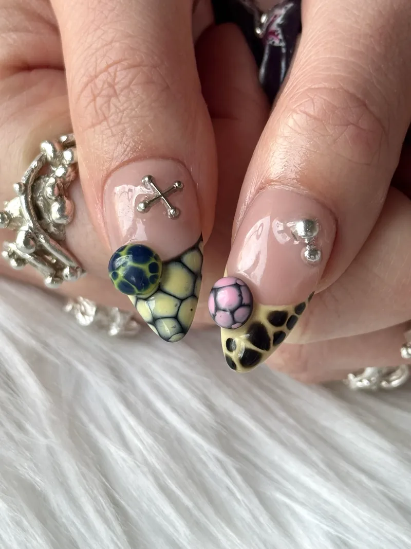 Yassie Nailzz press-ons met bloominggel design en zilveren piercing charms