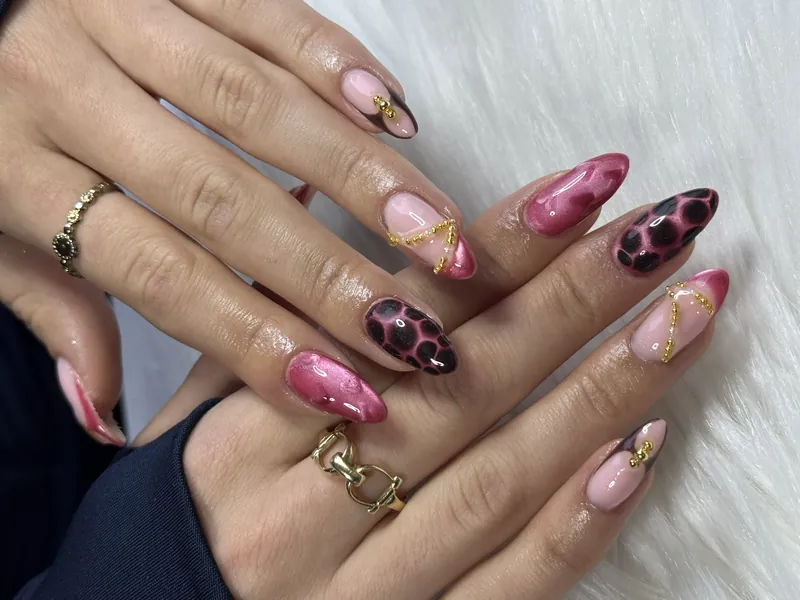 Yassie Nailzz roze cateye nagels met turtoise
