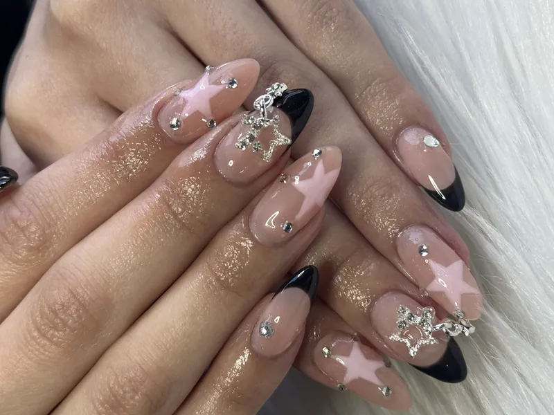 Yassie Nailzz sterren design met zilveren sterren charms