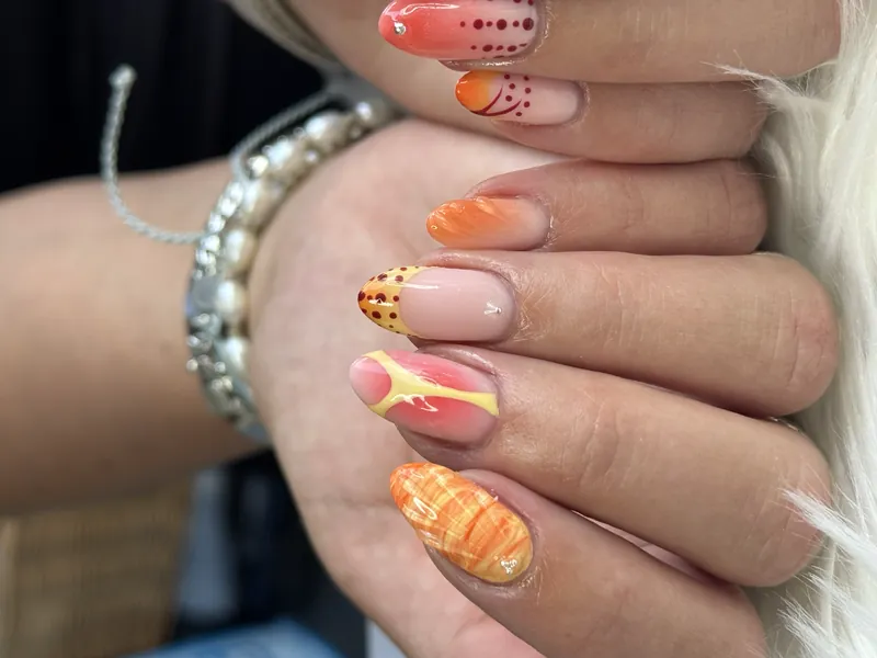 Yassie Nailzz vakantie nagels met sunset vibe en 3D lijnen