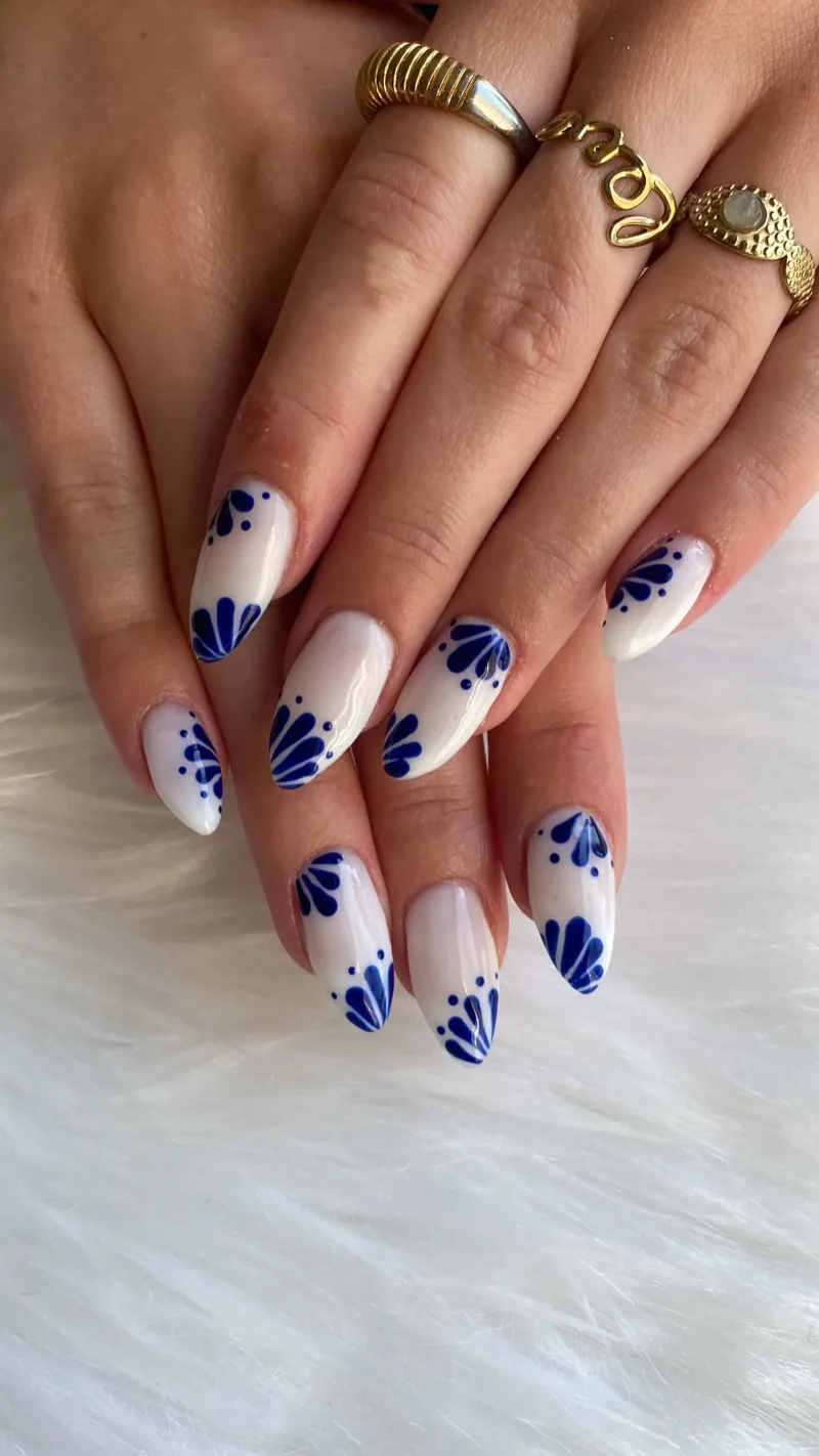 Handgemaakte press-on nails met 3D-bloemen door Yassie Nailzz