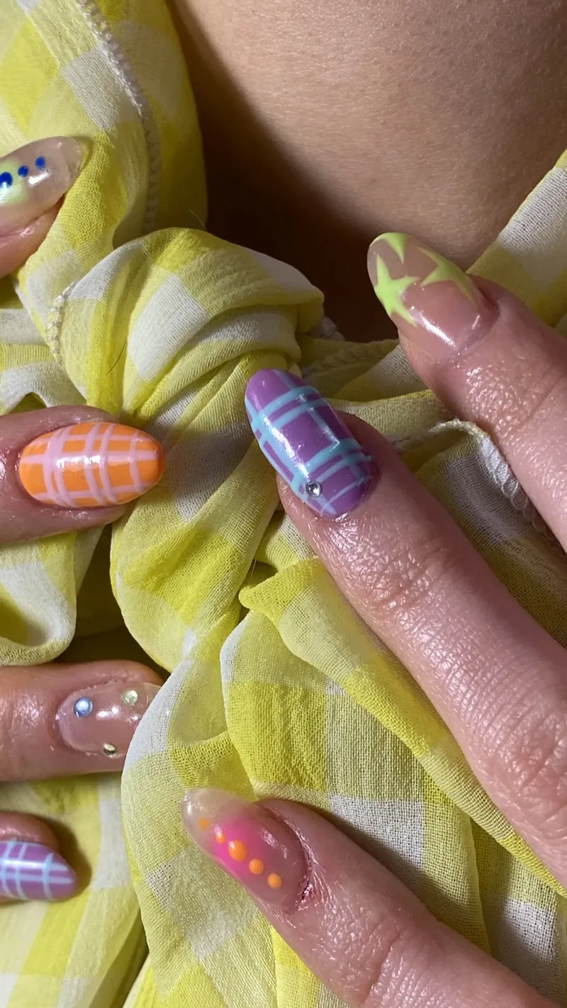 Gedetailleerde nail-art op natuurlijke nagels door Yassie Nailzz in Alkmaar